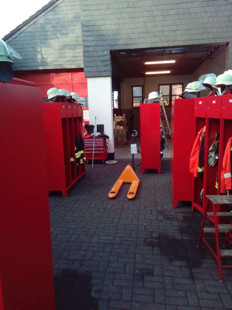 Unsere Fahrzeughalle erstrahlt im neuen Glanz