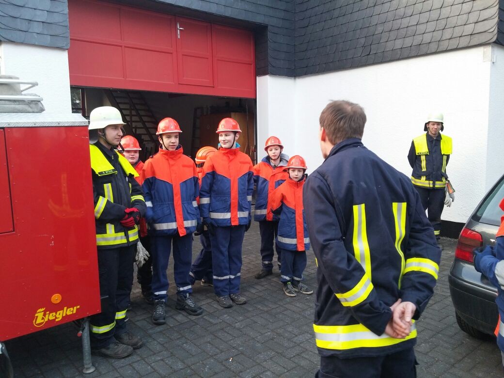Brandübung der Jugendfeuerwehr im Feuerwehrhaus