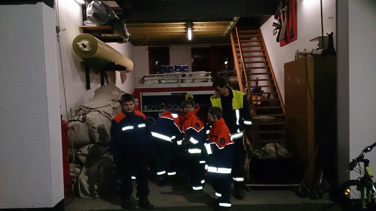 Brandübung der Jugendfeuerwehr im Feuerwehrhaus