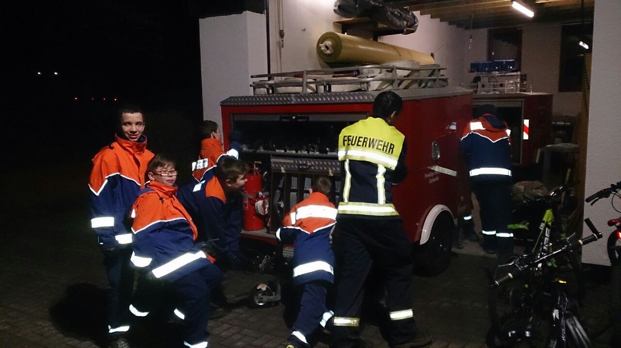 Brandübung der Jugendfeuerwehr im Feuerwehrhaus