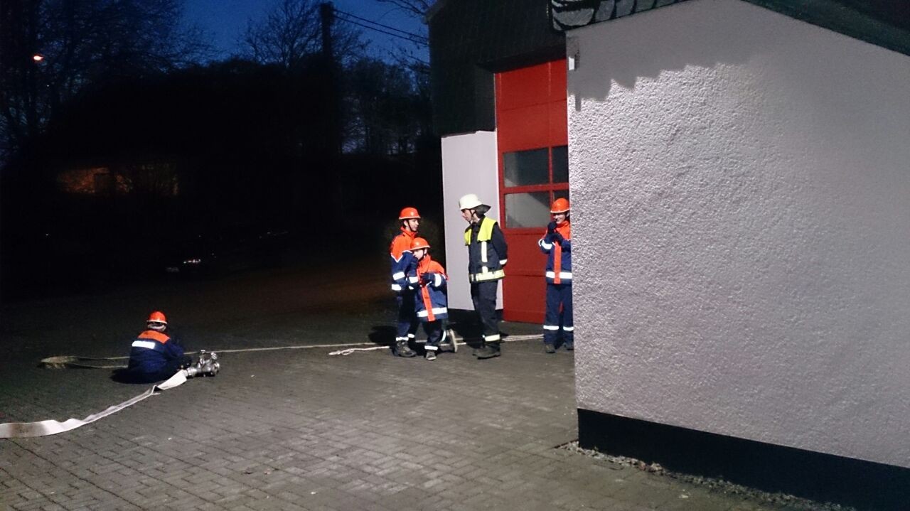 Brandübung der Jugendfeuerwehr im Feuerwehrhaus