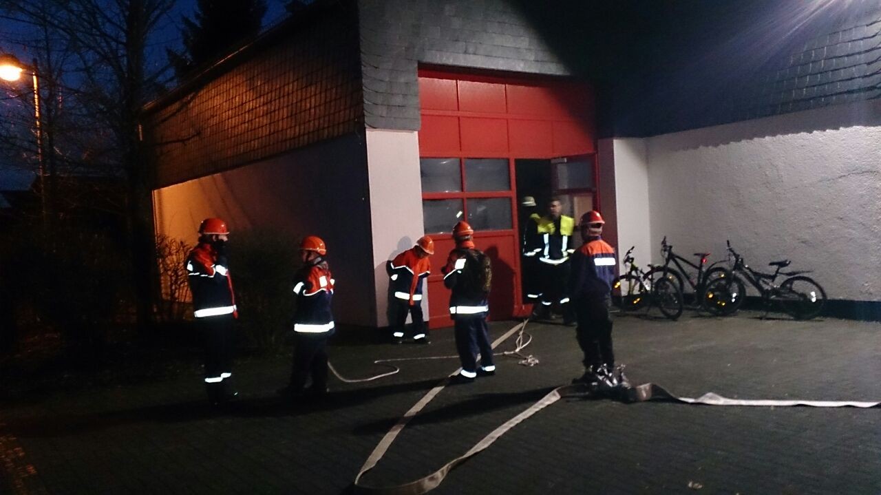 Brandübung der Jugendfeuerwehr im Feuerwehrhaus