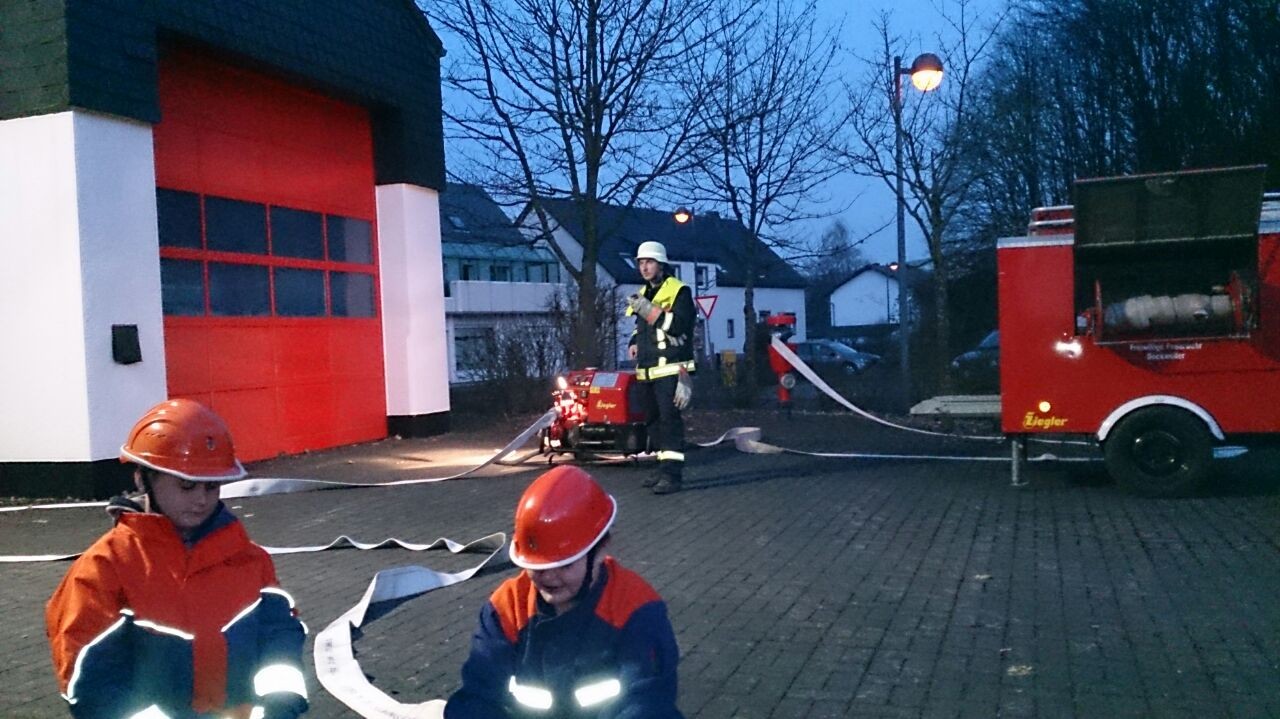 Brandübung der Jugendfeuerwehr im Feuerwehrhaus