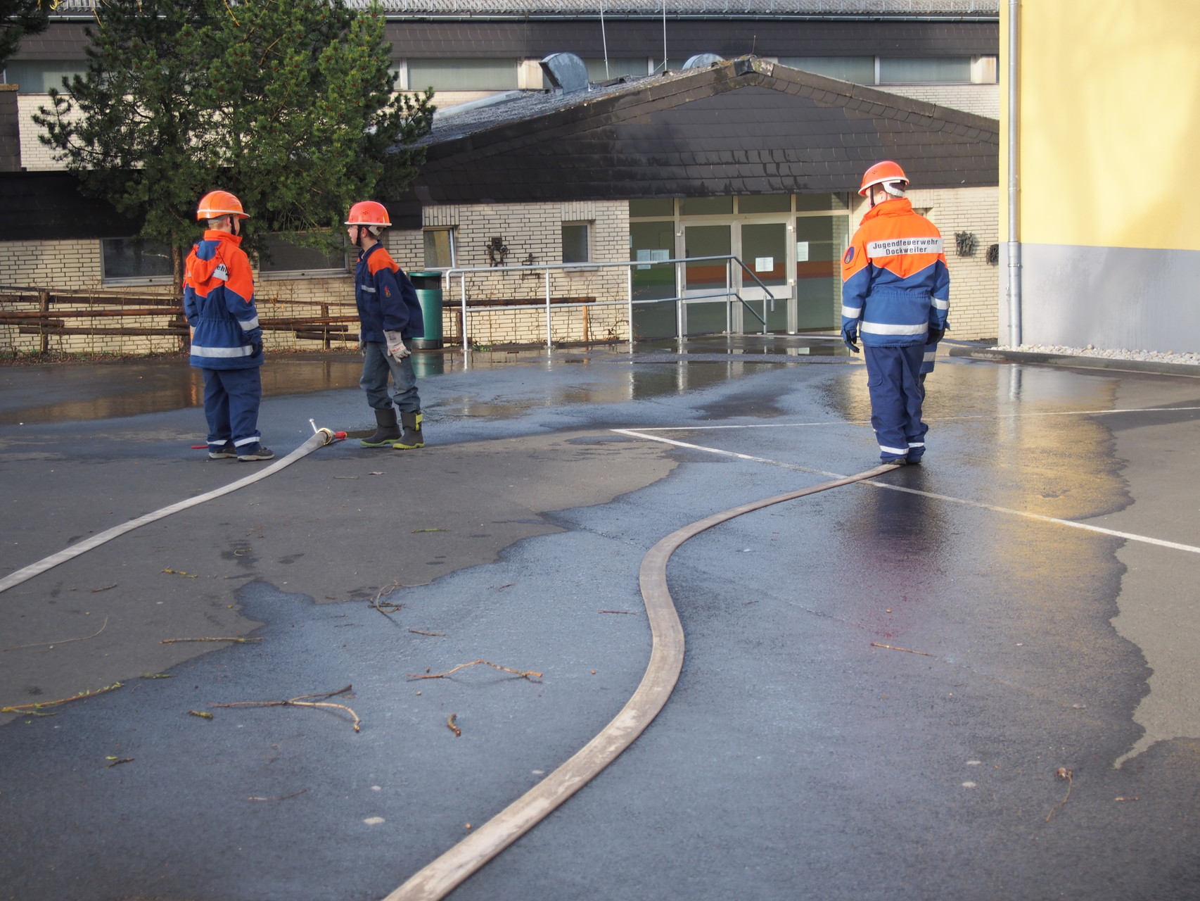 Gemeinschaftsübung mit der  Jugendfeuerwehr Dreis-Brück  an der Grundschule Dockweiler   am 13.04.2015