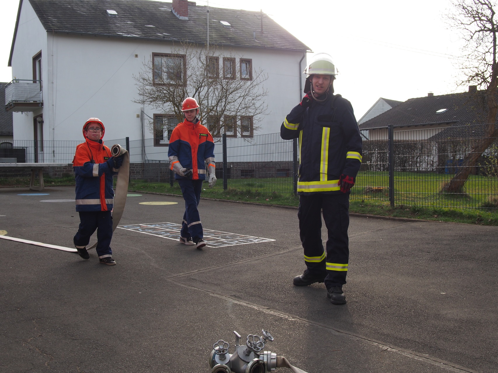 Gemeinschaftsübung mit der  Jugendfeuerwehr Dreis-Brück  an der Grundschule Dockweiler   am 13.04.2015
