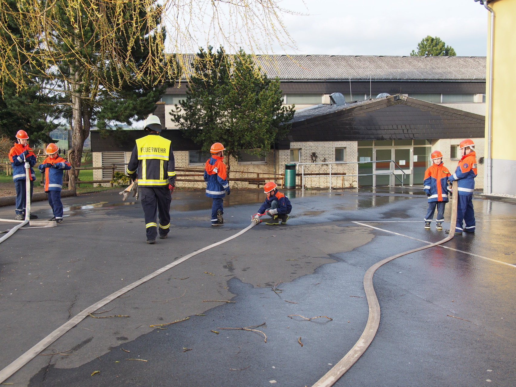 Gemeinschaftsübung mit der  Jugendfeuerwehr Dreis-Brück  an der Grundschule Dockweiler   am 13.04.2015