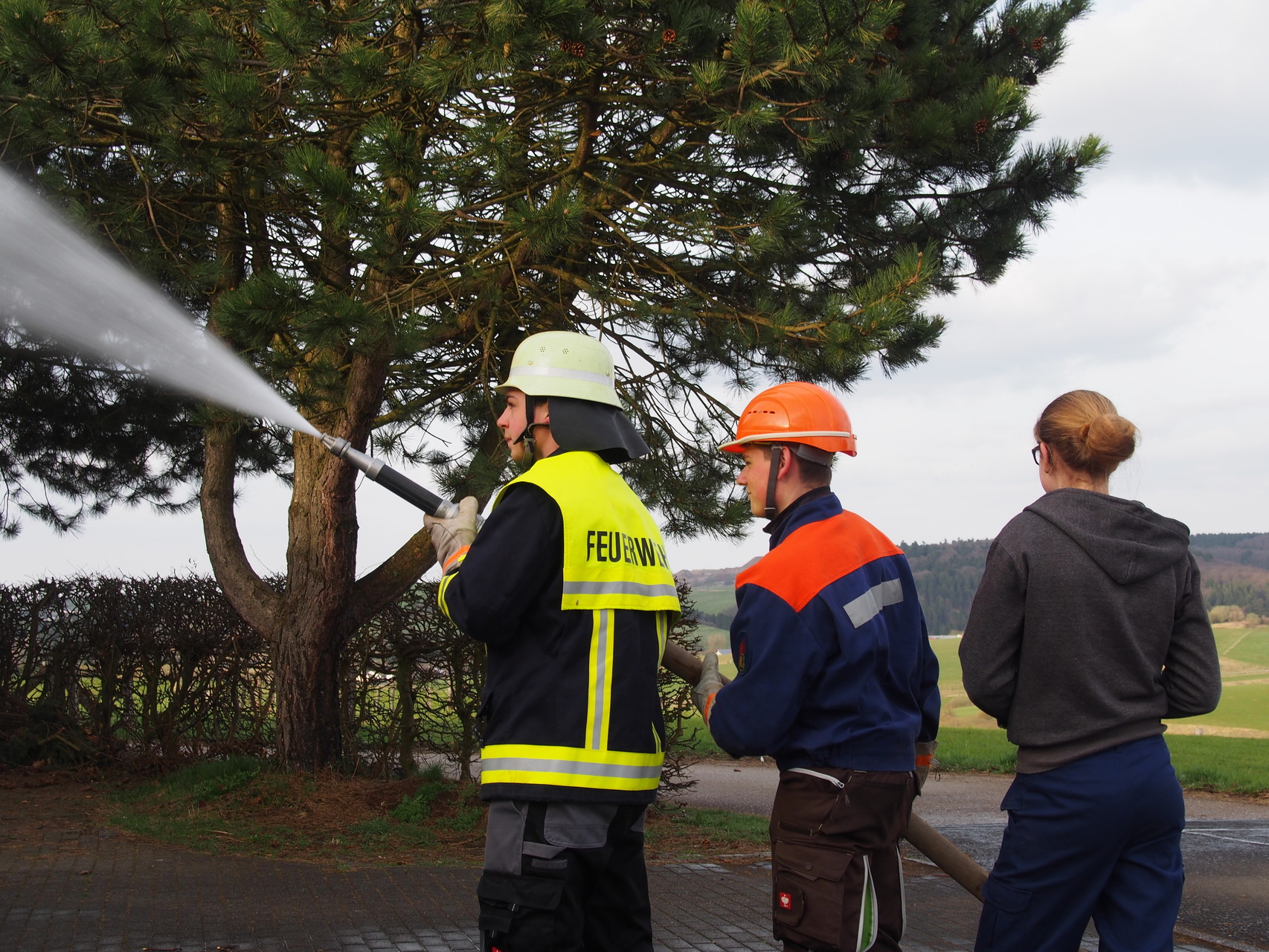 Gemeinschaftsübung mit der  Jugendfeuerwehr Dreis-Brück  an der Grundschule Dockweiler   am 13.04.2015